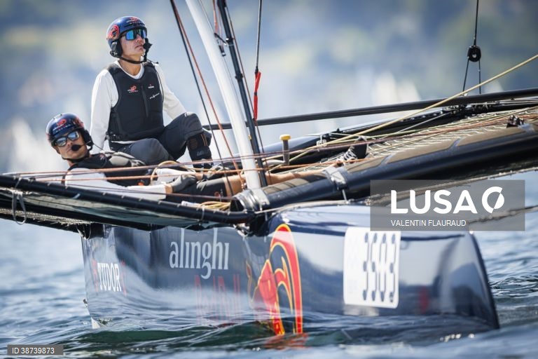 Mais de 420 barcos participam na Bol d'Or, a maior regata à vela realizada num lago na Europa, na Suiça.