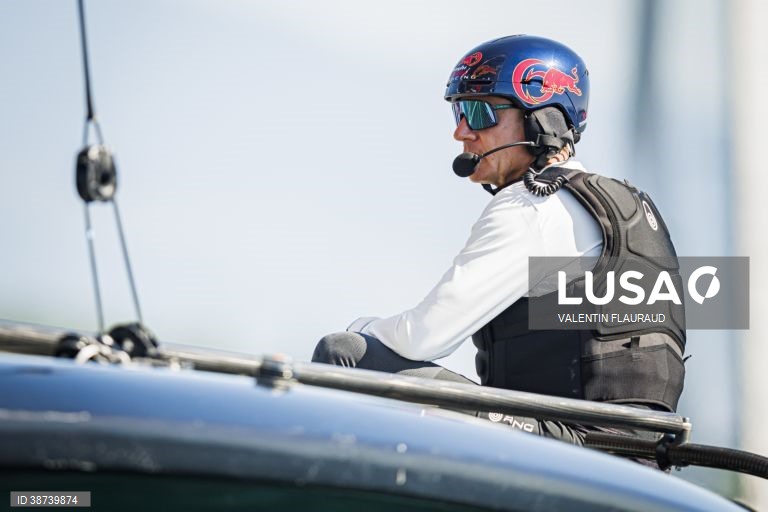 Mais de 420 barcos participam na Bol d'Or, a maior regata à vela realizada num lago na Europa, na Suiça.