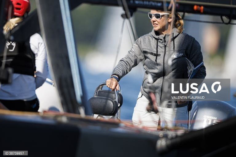 Mais de 420 barcos participam na Bol d'Or, a maior regata à vela realizada num lago na Europa, na Suiça.