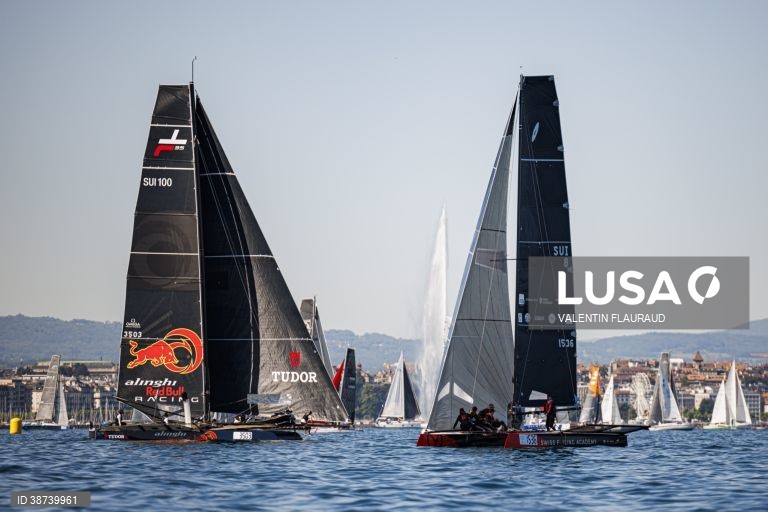 Mais de 420 barcos participam na Bol d'Or, a maior regata à vela realizada num lago na Europa, na Suiça.