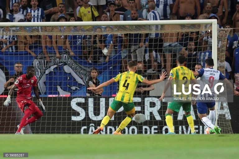 FC Porto conquista Supertaça Cândido de Oliveira ao vencer Tondela por 3-0