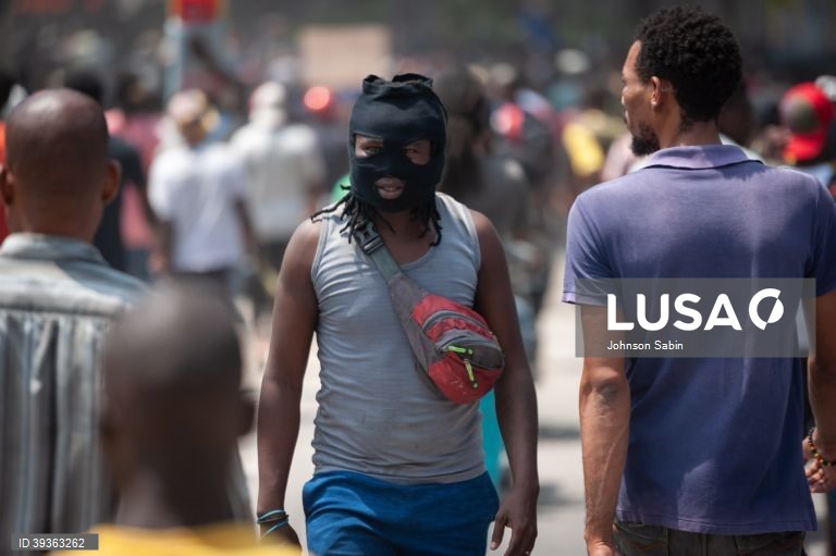 Haitianos protestam contra a insegurança e os elevados custos de vida