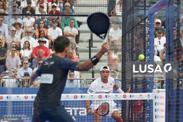Os jogadores Daniel Gutierrez (E) e Alejandro Galan (D) durante a final do Cascais Padel Open, etapa do circuito mundial de padel (World Padel Tour), nos Jardins do Casino Estoril., em Cascais, 11 de setembro de 2022. ANTÓNIO PEDRO SANTOS/LUSA