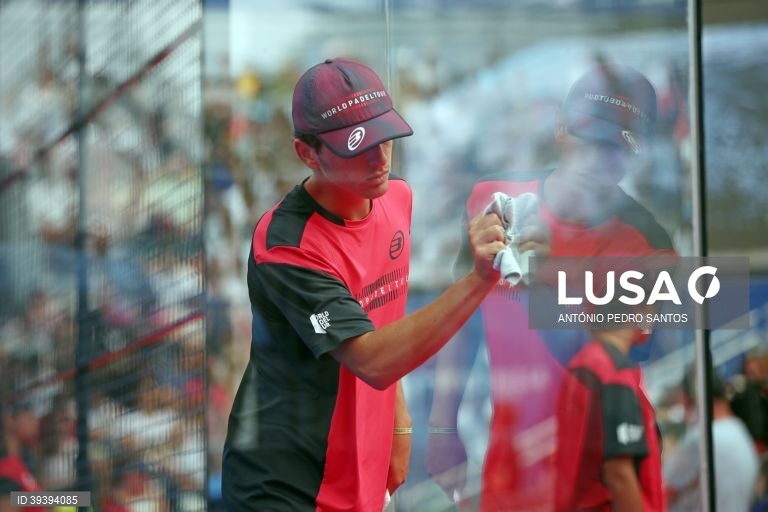 Um membro da organização limpa o vidro do campo durante a final do Cascais Padel Open, etapa do circuito mundial de padel (World Padel Tour), entre as duplas Agustin Tapia e Daniel Gutierrez contra a dupla Alejandro Galan e Juan Lebron, nos Jardins do Casino Estoril., em Cascais, 11 de setembro de 2022. ANTÓNIO PEDRO SANTOS/LUSA