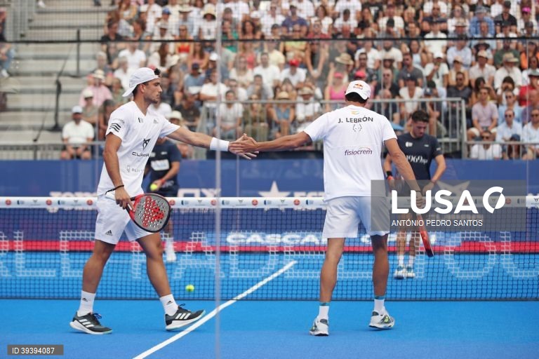 Os jogadores Alejandro Galan (E) e Juan Lebron (2-D) durante a final do Cascais Padel Open, etapa do circuito mundial de padel (World Padel Tour), nos Jardins do Casino Estoril., em Cascais, 11 de setembro de 2022. ANTÓNIO PEDRO SANTOS/LUSA