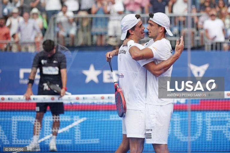 A dupla Alejandro Galan (D) e Juan Lebron (2-D), celebra a vitória contra a dupla Agustin Tapia (ausente na foto) e Daniel Gutierrez (E) no final do Cascais Padel Open, etapa do circuito mundial de padel (World Padel Tour), nos Jardins do Casino Estoril., em Cascais, 11 de setembro de 2022. ANTÓNIO PEDRO SANTOS/LUSA