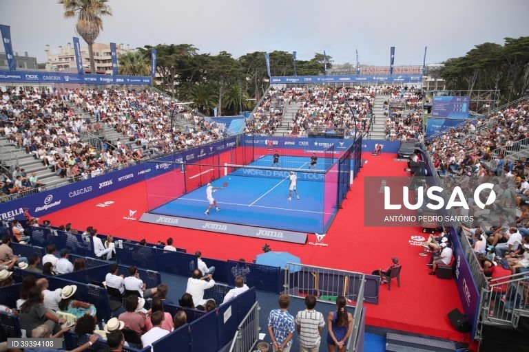 Os jogadores da dupla Agustin Tapia e Daniel Gutierrez contra a dupla Alejandro Galan e Juan Lebron durante a final do Cascais Padel Open, etapa do circuito mundial de padel (World Padel Tour), nos Jardins do Casino Estoril., em Cascais, 11 de setembro de 2022. ANTÓNIO PEDRO SANTOS/LUSA