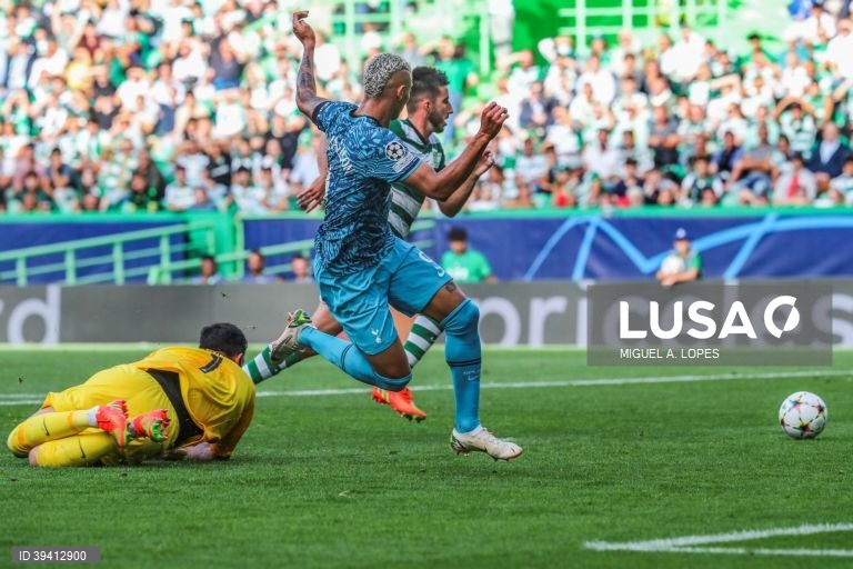 Sporting vence Tottenham, por 2-0, em jogo da Liga dos Campeões de futebol