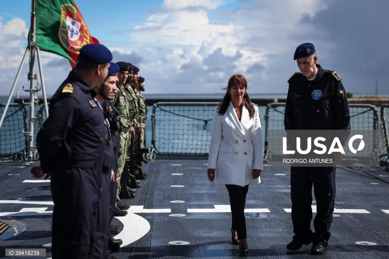 A ministra da Defesa Nacional, Helena Carreiras (C) acompanhada pelo chefe do Estado-Maior da Armada, almirante Gouveia e Melo (D), durante a cerimonia de regresso da Fragata Corte-Real que integrou, entre 25 de maio e 16 de setembro, a Força Naval da Organização do Tratado do Atlântico Norte (NATO) "Standing NATO Maritime Group 1 (SNMG1)", no Mar do Norte e Mar Báltico, em Almada, 14 de setembro de 2022.  RODRIGO ANTUNES/LUSA
