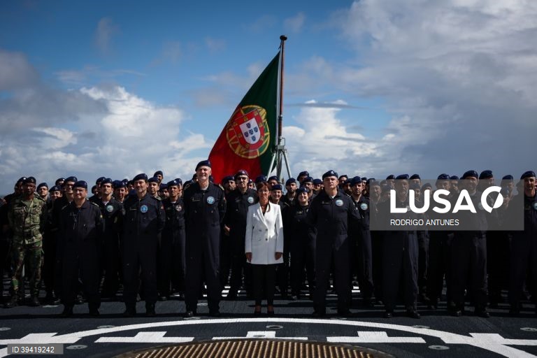 A ministra da Defesa Nacional, Helena Carreiras (C) acompanhada pelo chefe do Estado-Maior da Armada, almirante Gouveia e Melo (C-E), durante a cerimonia de regresso da Fragata Corte-Real que integrou, entre 25 de maio e 16 de setembro, a Força Naval da Organização do Tratado do Atlântico Norte (NATO) "Standing NATO Maritime Group 1 (SNMG1)", no Mar do Norte e Mar Báltico, em Almada, 14 de setembro de 2022.  RODRIGO ANTUNES/LUSA