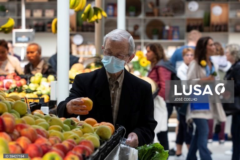 Comerciantes e populares na abertura do Mercado do Bolhão depois de quatro anos de obras de requalificação, Porto, 15 de setembro de 2022.   JOSÉ COELHO/LUSA