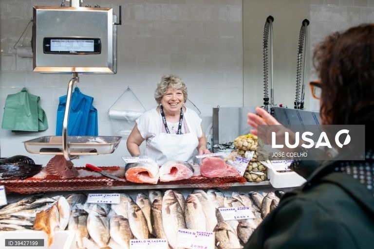 Comerciantes e populares na abertura do Mercado do Bolhão depois de quatro anos de obras de requalificação, Porto, 15 de setembro de 2022.   JOSÉ COELHO/LUSA