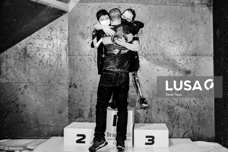 David Tiago é o vencedor na categoria de Desporto nos prémios de fotojornalismo Estação Imagem 2022 com a reportagem com atletas deficientes na modalidade de escalada adaptada. Tânia Chaves tem 27 anos e viu ser-lhe diagnosticado na adolescência um tumor no osso que levou a` amputação da perna esquerda. Tricampeã nacional de escalada adaptada em 2021, tornou-se a primeira portuguesa a participar no campeonato do mundo da modalidade, alcançando o 2º lugar. Eduardo Dias, 10 anos, nasceu com uma...