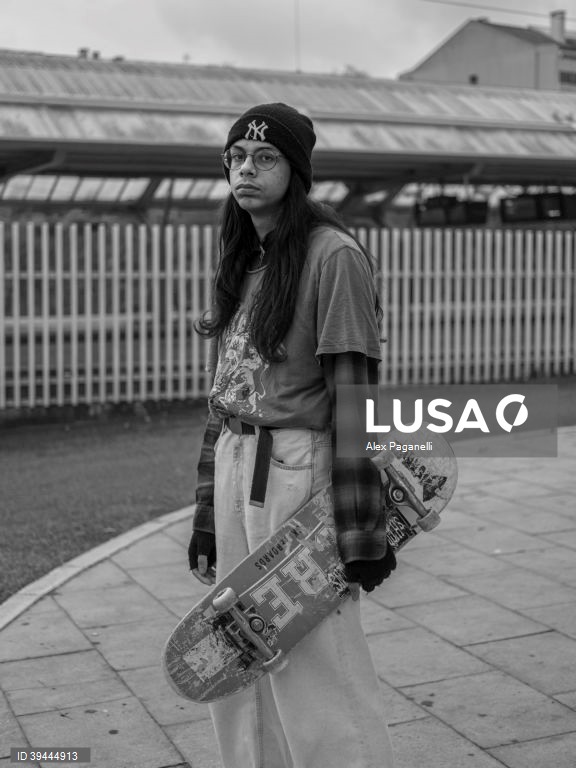 Alex Paganelli é o vencedor na categoria de Série de Retratos nos prémios de fotojornalismo Estação Imagem 2022 com um conjunto de dez fotografias, que fazem parte de um ensaio, que retratam as pessoas e a paisagem entre Lisboa e Sintra. Coimbra 17 de setembro de 2022. ALEX PAGANELLI / ESTAÇÃO IMAGEM / LUSA +++PROIBIDA A COMERCIALIZAÇÃO+++