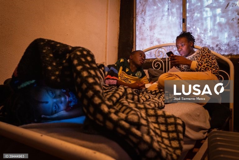 José Sarmento Matos é o vencedor na categoria Vida Quotidiana nos prémios de fotojornalismo Estação Imagem 2022 com a reportagem no Bairro da Jamaica, nos arredores de Lisboa. Uma comunidade com cerca de 700 pessoas, constituída maioritariamente por imigrantes oriundos de África ou seus descendentes. Prédios inacabados desde os finais dos anos 70 onde faltam as condições básicas de habitabilidade. Coimbra 17 de setembro de 2022. JOSÉ SARMENTO MATOS / ESTAÇÃO IMAGEM / LUSA +++PROIBIDA A...