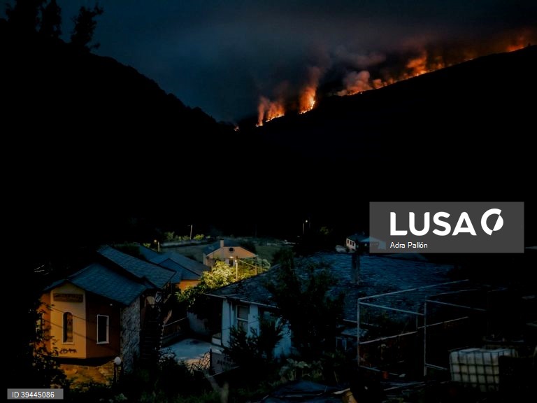 01-10. Adra Pallón é o grande vencedor do prémio de fotojornalismo Estação Imagem 2022, que distingue os melhores trabalhos de fotojornalismo. Trata-se de uma reportagem no norte de Espanha, que aborda o tema dos incêndios florestais, que este ano atingiram na Europa proporções nunca vistas. Coimbra 17 de setembro de 2022. ADRA PALLÓN / ESTAÇÃO IMAGEM / LUSA +++PROIBIDA A COMERCIALIZAÇÃO+++
