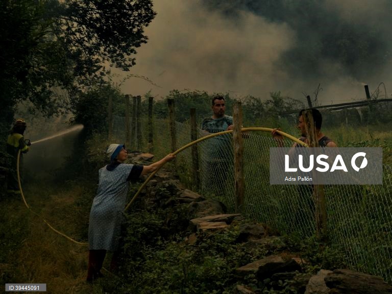 06-10. Adra Pallón é o grande vencedor do prémio de fotojornalismo Estação Imagem 2022, que distingue os melhores trabalhos de fotojornalismo. Trata-se de uma reportagem no norte de Espanha, que aborda o tema dos incêndios florestais, que este ano atingiram na Europa proporções nunca vistas. Coimbra 17 de setembro de 2022. ADRA PALLÓN / ESTAÇÃO IMAGEM / LUSA +++PROIBIDA A COMERCIALIZAÇÃO+++