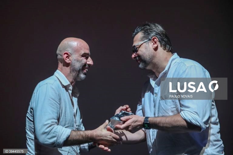 O fotojornalista Rui Duarte Silva conquistou o prémio na categoria Notícias, Estação Imagem 2022 - Coimbra, entregue pelo membro do júri Daniel Berehulak, durante a cerimónia de entrega de prémios no Teatro da Cerca de São Bernardo, em Coimbra, 17 de setembro de 2022. PAULO NOVAIS/LUSA
