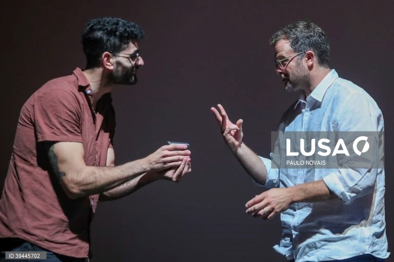 O fotojornalista Adra Pallon conquistou o prémio Estação Imagem 2022 - Coimbra, entregue pelo presidente do júri David Furst, durante a cerimónia de entrega de prémios no Teatro da Cerca de São Bernardo, em Coimbra, 17 de setembro de 2022. PAULO NOVAIS/LUSA