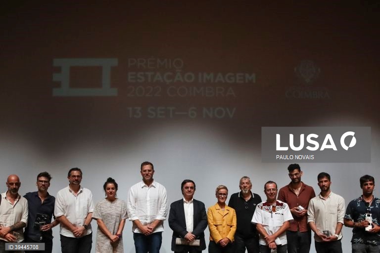 Foto de família dos vencedores, júri e organizadores do prémio Estação Imagem 2022 - Coimbra, durante a cerimónia de entrega de prémios no Teatro da Cerca de São Bernardo, em Coimbra, 17 de setembro de 2022. PAULO NOVAIS/LUSA