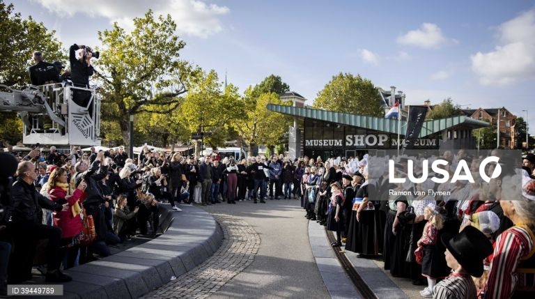 O fotografo Jimmy Nelson reuniu um grupo de pessoas com os trajes tradicionais dos Países baixos para fazer uma foto. 