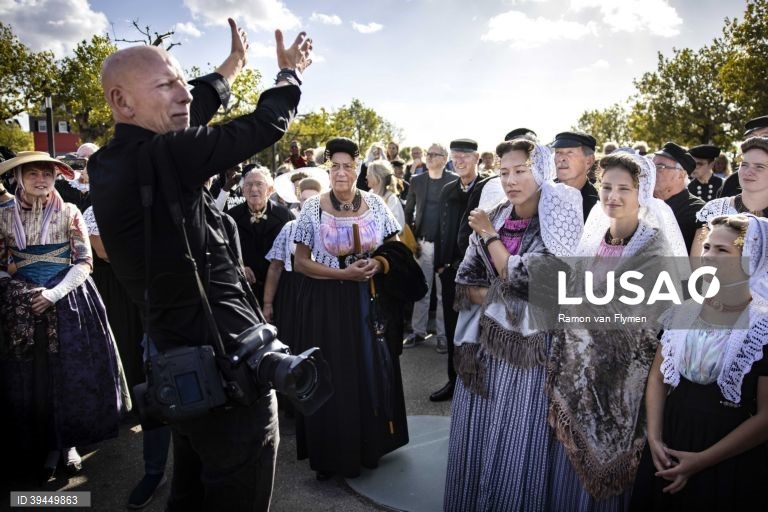 O fotografo Jimmy Nelson reuniu um grupo de pessoas com os trajes tradicionais dos Países baixos para fazer uma foto. 