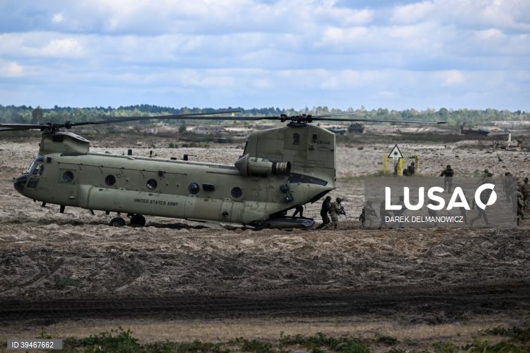Exercício militar da Polónia com a participação de forças Britânicas e dos Estados Unidos "NIEDZWIEDZ-22" em Nowa Deba, Polónia