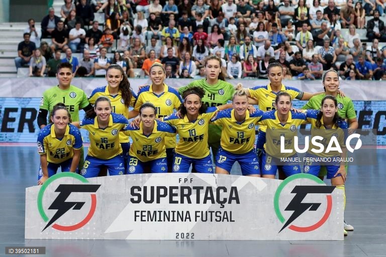 A equipa do Nun’Álvares  durante o jogo da Supertaça de Portugal de Futsal Feminina, SL Benfica vs Nun’Álvares realizado no Centro de Desportos e Congressos de Matosinhos, 25 Setembro 2022, MANUEL FERNANDO ARAUJO/LUSA
