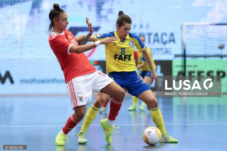 A jogadora do Benfica, Fifó (E) disputa a bola com a jogadora do Nun’Álvares, Loira (D) durante o jogo da Supertaça de Portugal de Futsal Feminina, SL Benfica vs Nun’Álvares realizado no Centro de Desportos e Congressos de Matosinhos, 25 Setembro 2022, MANUEL FERNANDO ARAUJO/LUSA