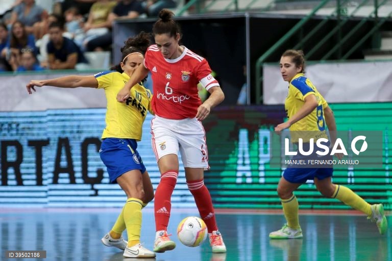 A jogadora do Nun’Álvares, Cátia Morgado (E) disputa a bola com a jogadora do Benfica, Inês Fernandes (D) durante o jogo da Supertaça de Portugal de Futsal Feminina, SL Benfica vs Nun’Álvares realizado no Centro de Desportos e Congressos de Matosinhos, 25 Setembro 2022, MANUEL FERNANDO ARAUJO/LUSA
