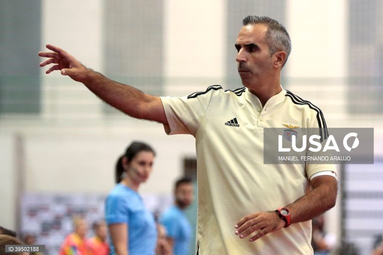 O treinador do Benfica, Luís Estrela (C) reage durante o jogo da Supertaça de Portugal de Futsal Feminina, SL Benfica vs Nun’Álvares realizado no Centro de Desportos e Congressos de Matosinhos, 25 Setembro 2022, MANUEL FERNANDO ARAUJO/LUSA