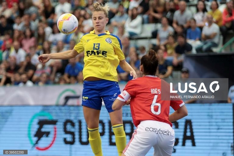 A jogadora do Nun’Álvares, Balona (E) disputa a bola com a jogadora do Benfica, Inês Fernandes (D) durante o jogo da Supertaça de Portugal de Futsal Feminina, SL Benfica vs Nun’Álvares realizado no Centro de Desportos e Congressos de Matosinhos, 25 Setembro 2022, MANUEL FERNANDO ARAUJO/LUSA