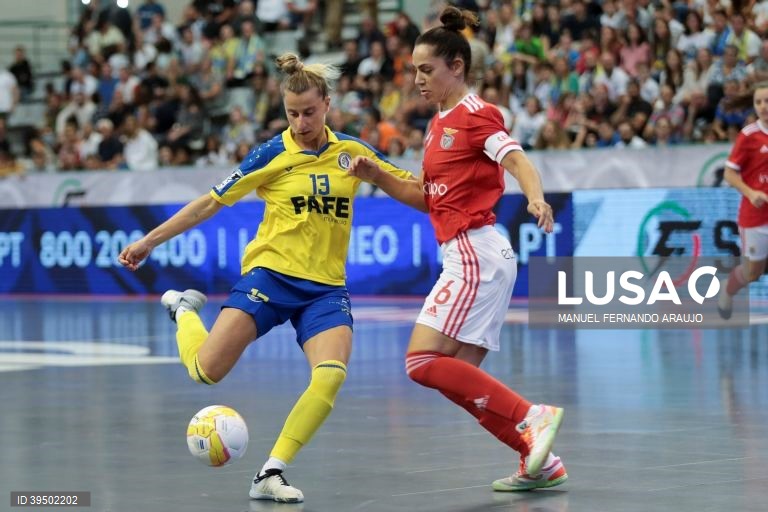 A jogadora do Nun’Álvares, Balona (E) disputa a bola com a jogadora do Benfica, Inês Fernandes (D) durante o jogo da Supertaça de Portugal de Futsal Feminina, SL Benfica vs Nun’Álvares realizado no Centro de Desportos e Congressos de Matosinhos, 25 Setembro 2022, MANUEL FERNANDO ARAUJO/LUSA