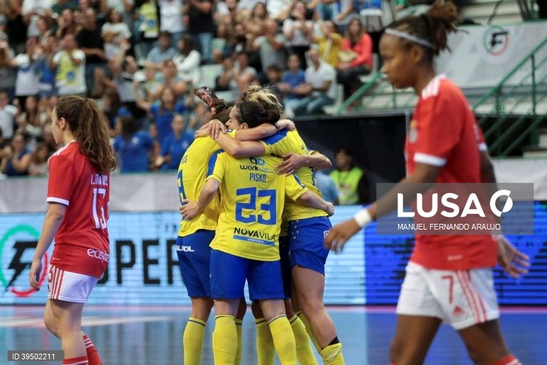 A jogadora do Nun’Álvares, Balona (C) festeja o golo obtido contra o Benfica durante o jogo da Supertaça de Portugal de Futsal Feminina, SL Benfica vs Nun’Álvares realizado no Centro de Desportos e Congressos de Matosinhos, 25 Setembro 2022, MANUEL FERNANDO ARAUJO/LUSA