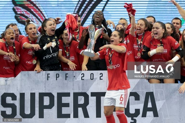 As jogadoras do Benfica festejam a conquista do troféu no final do jogo da Supertaça de Portugal de Futsal Feminina, SL Benfica vs Nun’Álvares realizado no Centro de Desportos e Congressos de Matosinhos, 25 Setembro 2022, MANUEL FERNANDO ARAUJO/LUSA