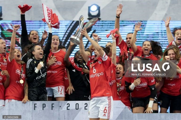 As jogadoras do Benfica festejam a conquista do troféu no final do jogo da Supertaça de Portugal de Futsal Feminina, SL Benfica vs Nun’Álvares realizado no Centro de Desportos e Congressos de Matosinhos, 25 Setembro 2022, MANUEL FERNANDO ARAUJO/LUSA