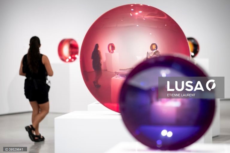 EUA: Exposição do Museu de Arte de Orange County em Costa Mesa, Califórnia