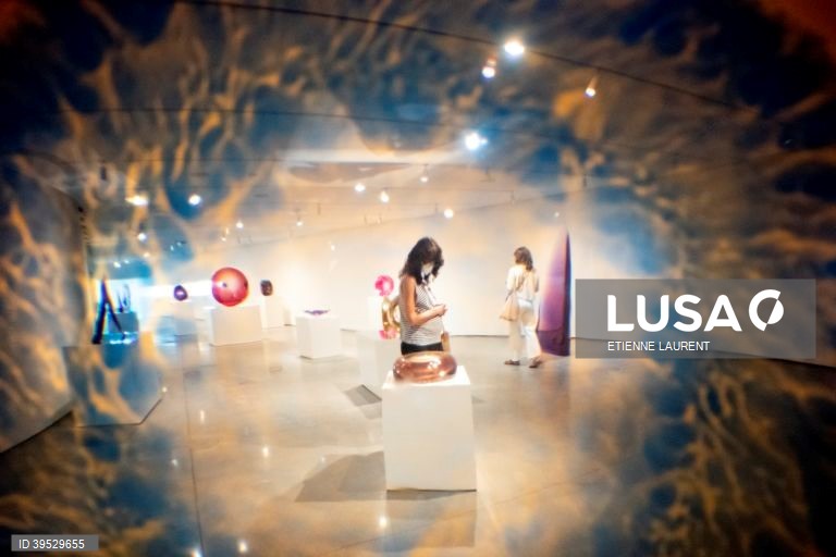 EUA: Exposição do Museu de Arte de Orange County em Costa Mesa, Califórnia