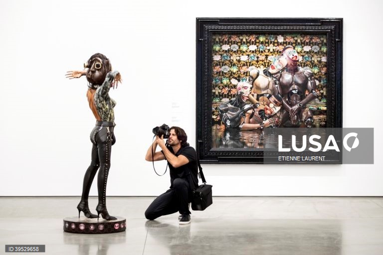 EUA: Exposição do Museu de Arte de Orange County em Costa Mesa, Califórnia