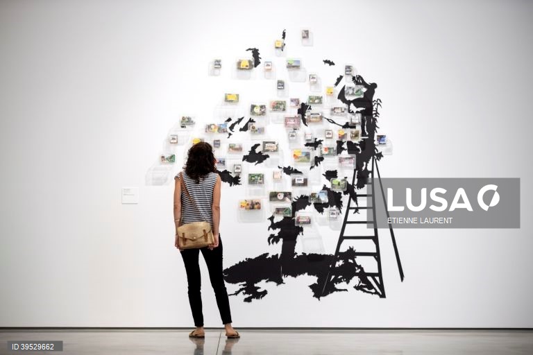 EUA: Exposição do Museu de Arte de Orange County em Costa Mesa, Califórnia