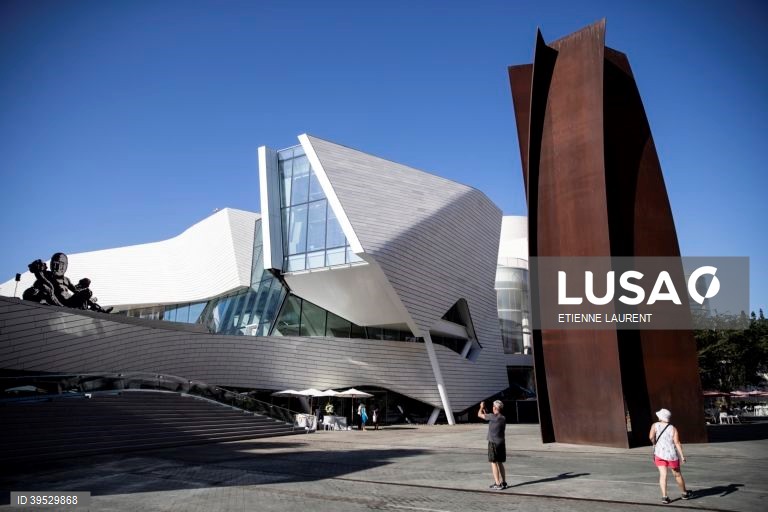 EUA: Exposição do Museu de Arte de Orange County em Costa Mesa, Califórnia