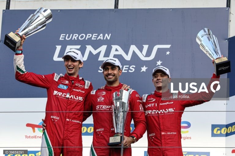 Os pilotos (D-E), Juan Correa, Louis Deletraz e Ferdinand Habsburg, da Proma Racing, celebram no pódium no final das 4 horas de Portimão, 6º. e última prova de European Le Mans Series, no Autódromo do Algarve, Portimão, 16 de outubro de 2022. LUÍS FORRA/LUSA