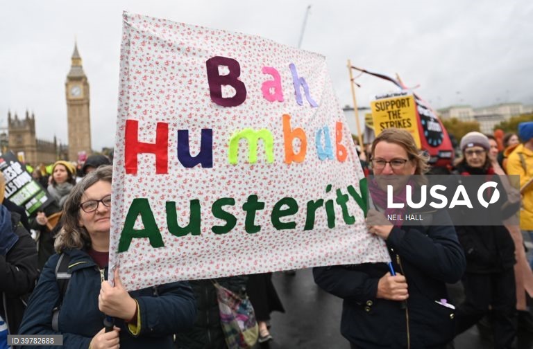 Milhares de manifestantes em Londres em protesto contra inflação e por eleições gerais