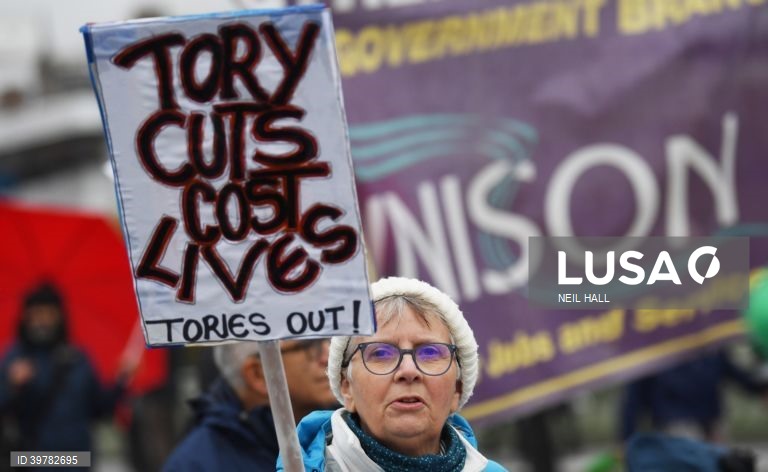 Milhares de manifestantes em Londres em protesto contra inflação e por eleições gerais