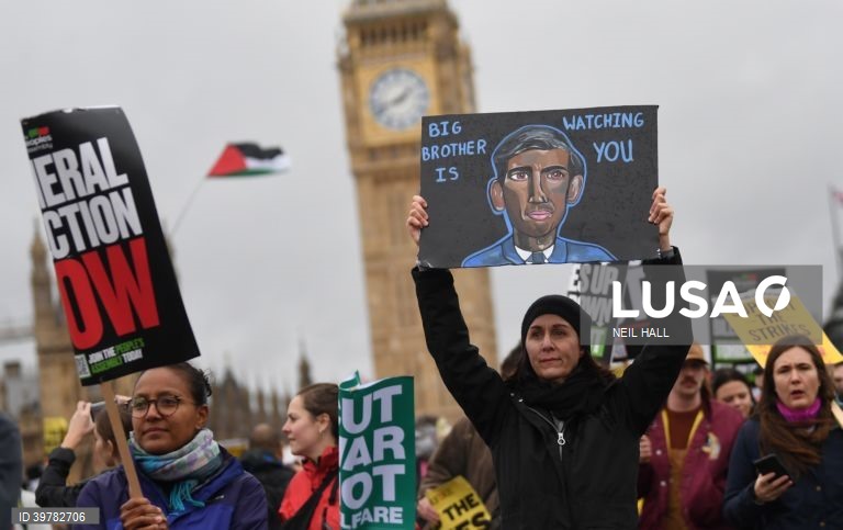 Milhares de manifestantes em Londres em protesto contra inflação e por eleições gerais