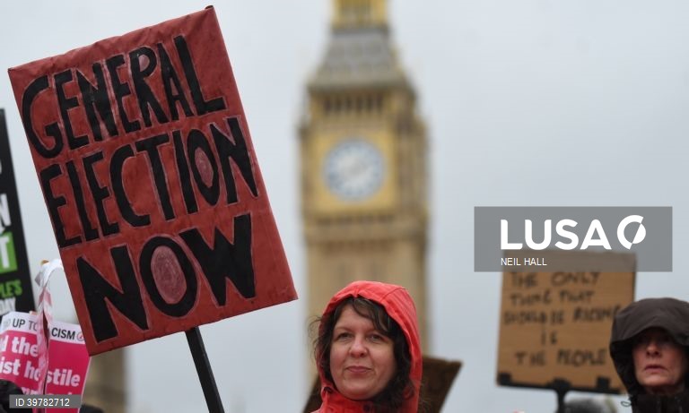 Milhares de manifestantes em Londres em protesto contra inflação e por eleições gerais