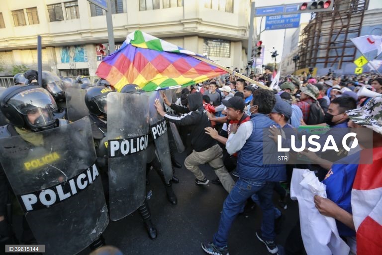 Peru: Centenas de manifestantes pró-Pedro Castillo confrontam a Polícia Nacional exigindo o encerramento do Congresso da República