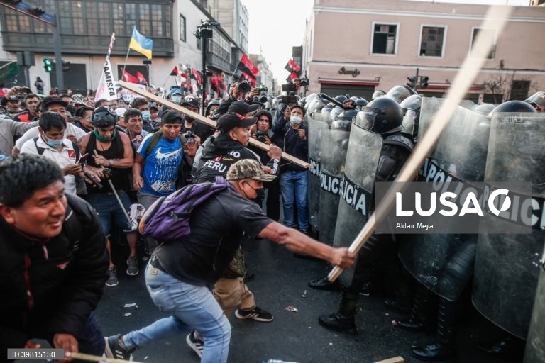 Peru: Centenas de manifestantes pró-Pedro Castillo confrontam a Polícia Nacional exigindo o encerramento do Congresso da República