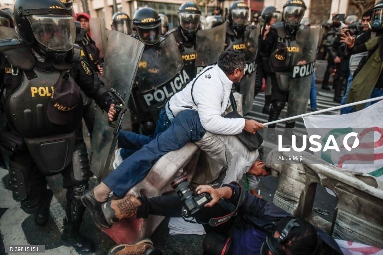 Peru: Centenas de manifestantes pró-Pedro Castillo confrontam a Polícia Nacional exigindo o encerramento do Congresso da República