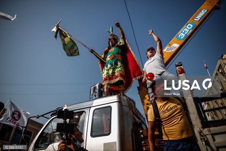 Peru: Centenas de manifestantes pró-Pedro Castillo confrontam a Polícia Nacional exigindo o encerramento do Congresso da República